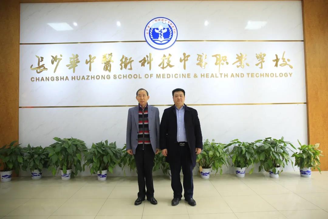 十二屆全國政協(xié)委員、全國政協(xié)外事委員會委員，中國國際文化傳播中心執(zhí)行主席龍宇翔蒞臨我校調(diào)研指導(dǎo)工作！