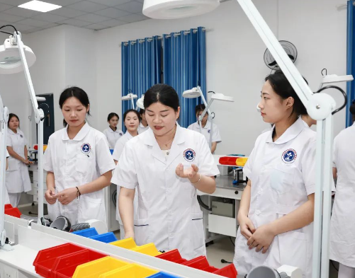 訂單培養(yǎng)專業(yè)：口腔修復(fù)工藝 | 歡迎報(bào)讀長沙華中醫(yī)衛(wèi)科技中等職業(yè)學(xué)校