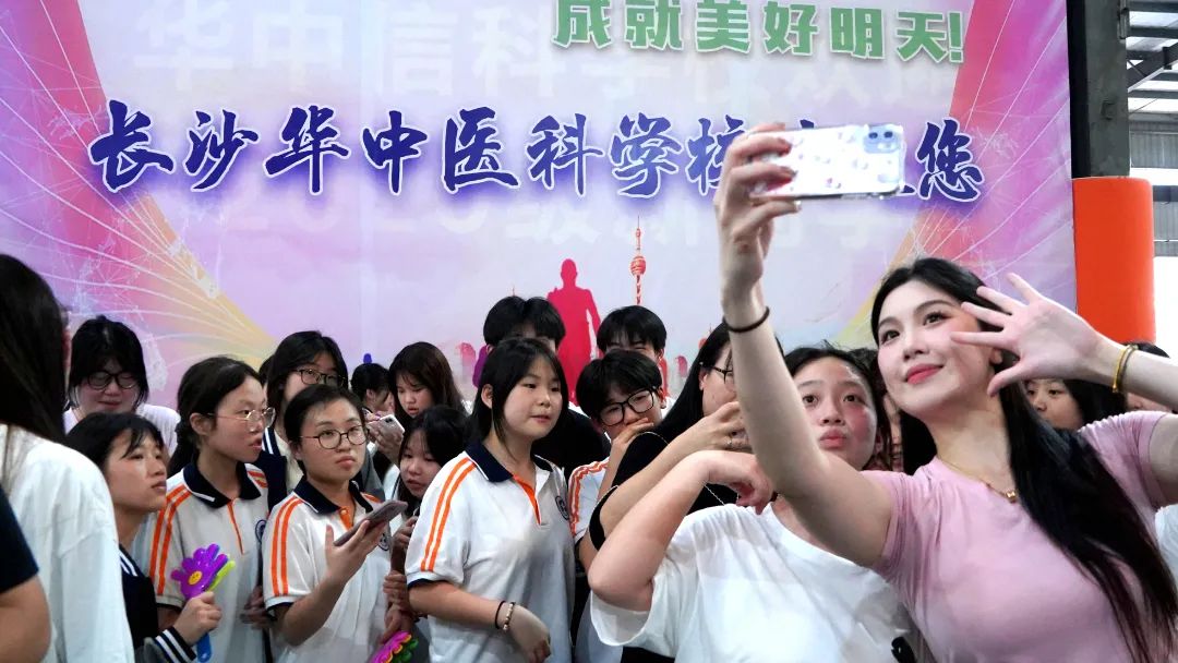 點燃籃球激情 傳遞青春力量 | 國家一級運動員、知名體育博主李沁純做客長沙華中醫(yī)科學(xué)校